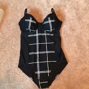 Athleta black and white swimsuit 36 D/DD